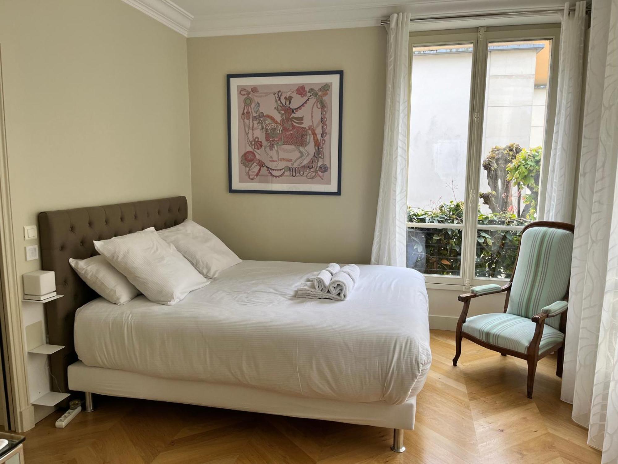 Zimmer mit Queensize-Bett und Gartenblick